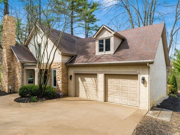 586 Pinegrove Place , Columbus, OH 43230
