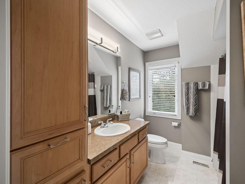 586 Pinegrove Place , Columbus, OH 43230 Photo 32