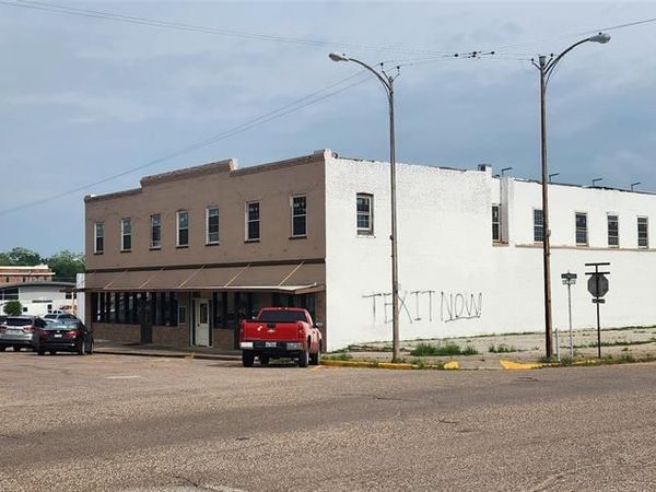 304 E Commerce Street , Mexia, TX 76667
