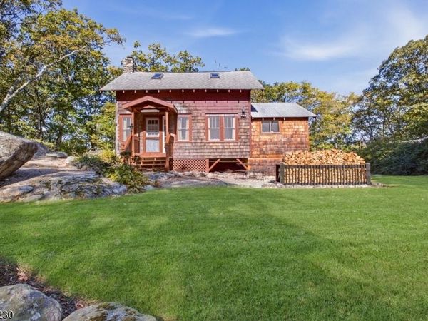 14 Saugtaug Trl, Byram, NJ 07821
