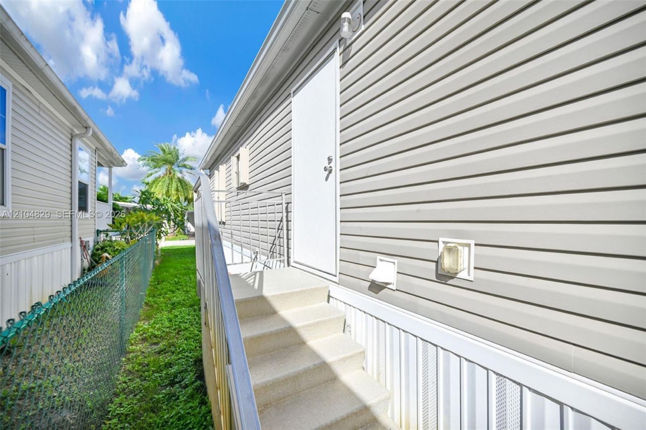 1880 SW 83rd Ter, Davie, FL 33324 Photo