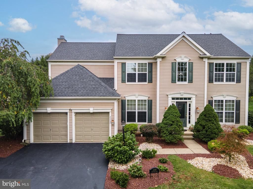 2208 PEMBROOKE DRIVE , MACUNGIE, PA 18062