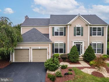 2208 PEMBROOKE DRIVE, MACUNGIE, PA 18062