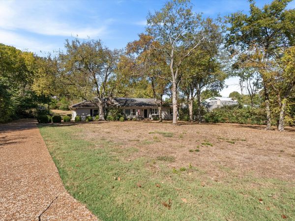 701 Vosswood Dr , Nashville, TN 37205