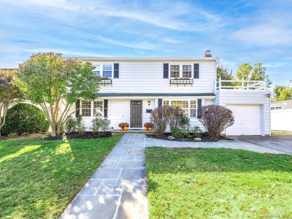 11 University Place, Glen Head, NY 11545