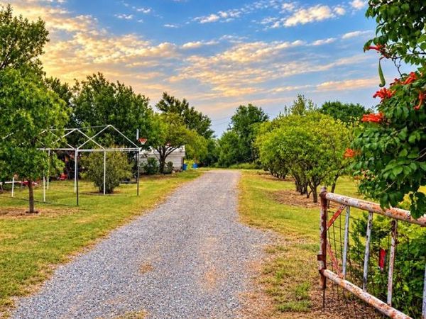 9896 N 2280 Road, Arapaho, OK 73620
