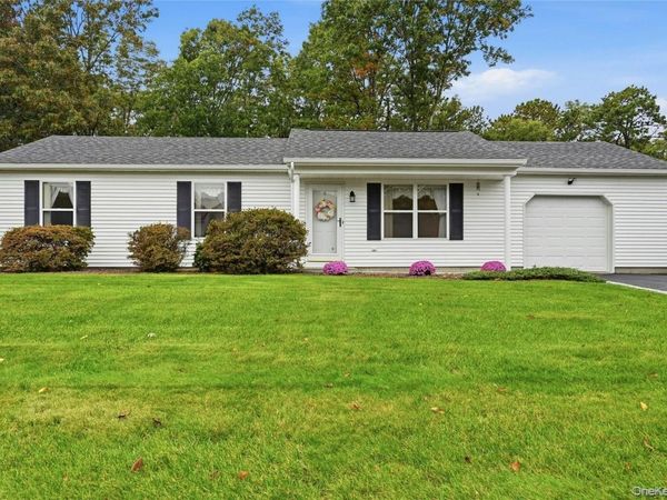6 Evelyn Court, Manorville, NY 11949