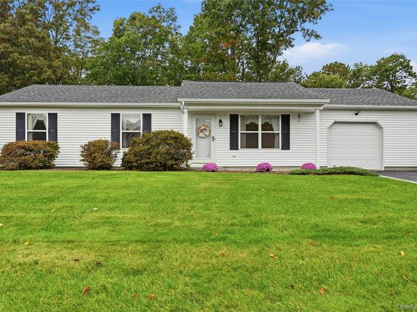 6 Evelyn Court, Manorville, NY 11949