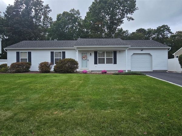 6 Evelyn Court , Manorville, NY 11949