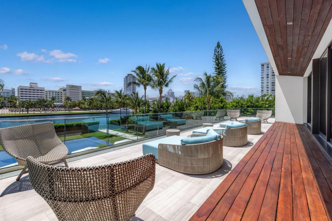4395 Pine Tree Dr, Miami Beach, FL 33140 Photo