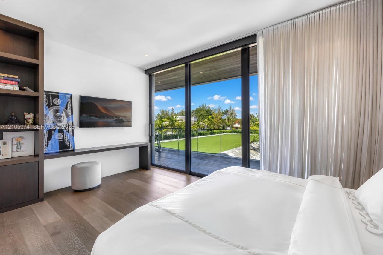 4395 Pine Tree Dr, Miami Beach, FL 33140 Photo