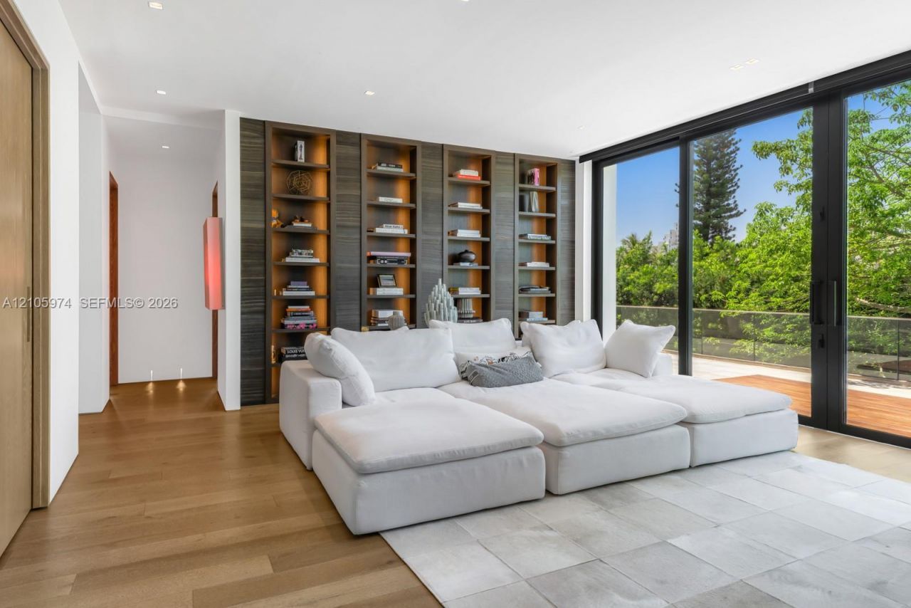 4395 Pine Tree Dr, Miami Beach, FL 33140 Photo
