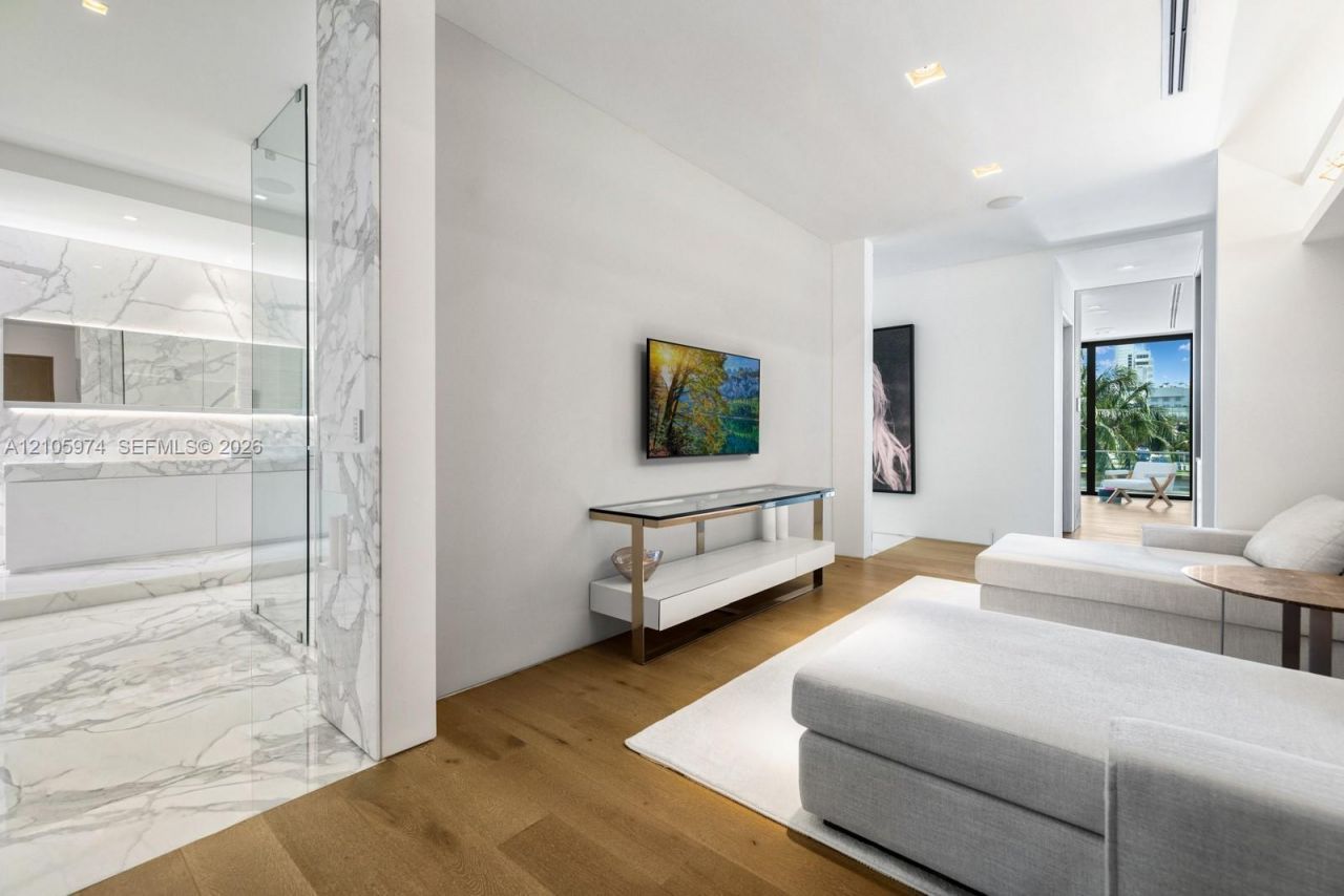 4395 Pine Tree Dr, Miami Beach, FL 33140 Photo