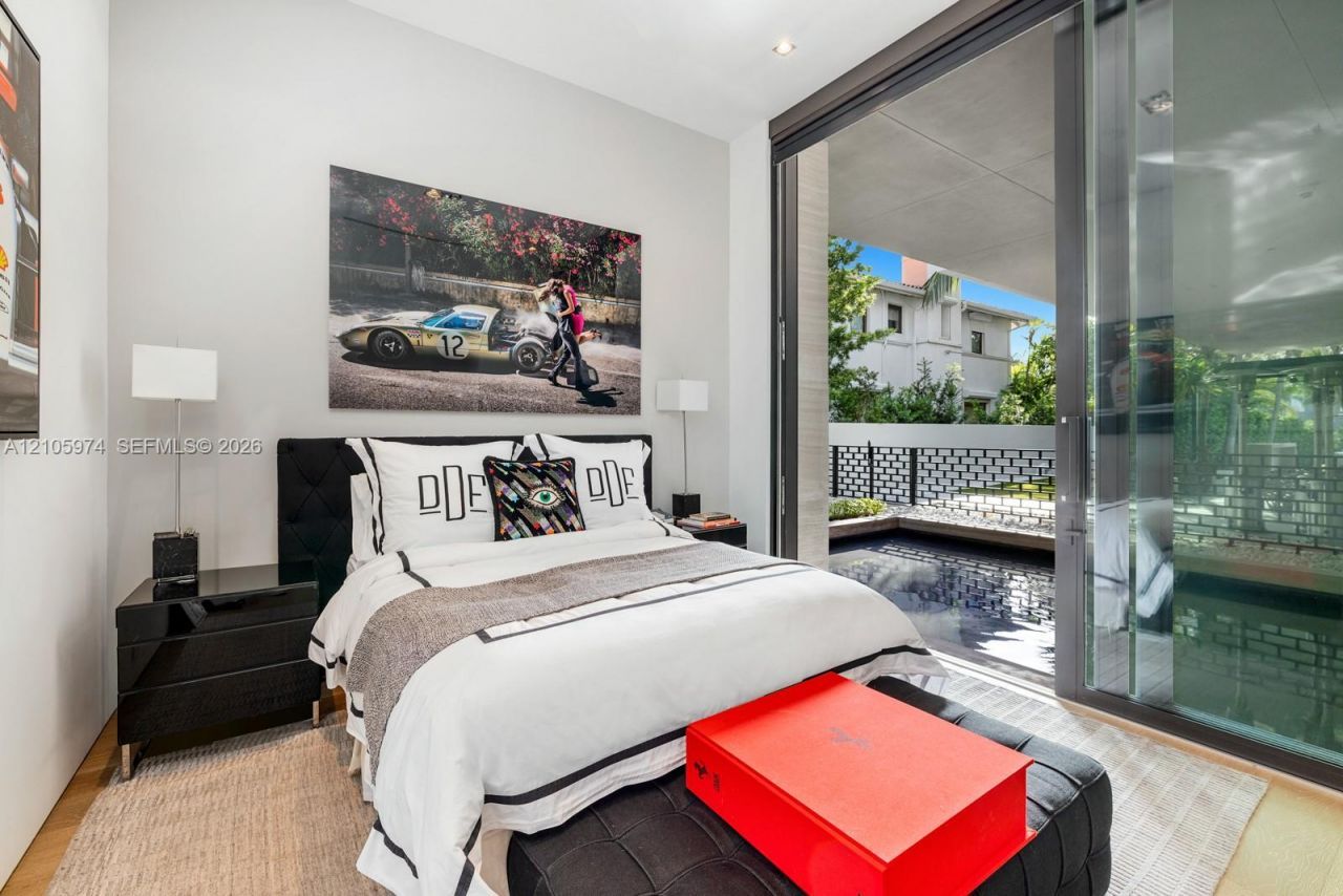 4395 Pine Tree Dr, Miami Beach, FL 33140 Photo