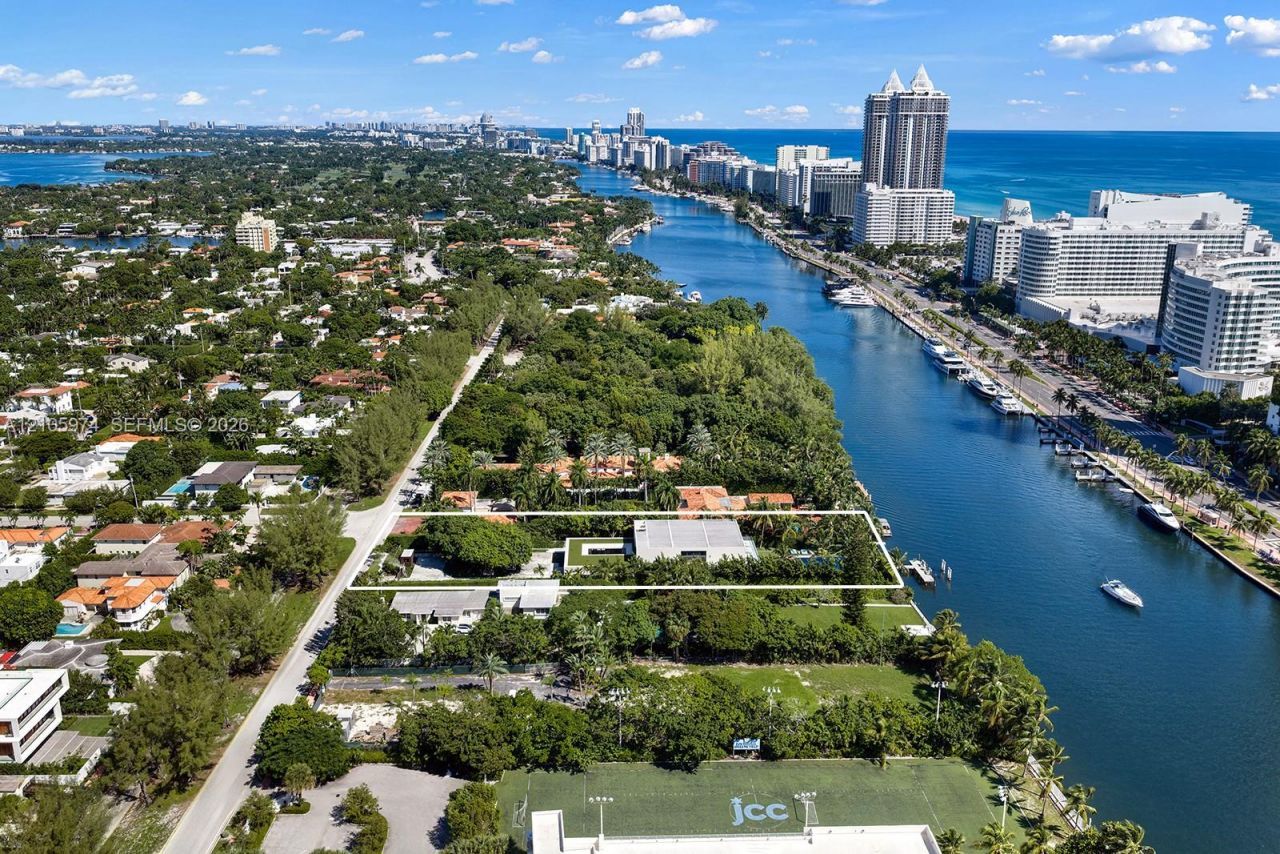 4395 Pine Tree Dr, Miami Beach, FL 33140 Photo