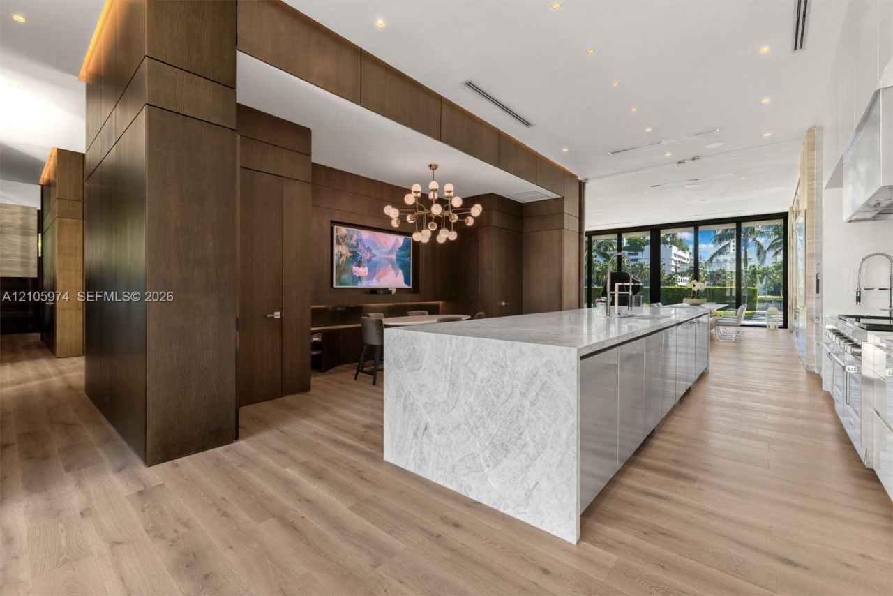 4395 Pine Tree Dr, Miami Beach, FL 33140 Photo