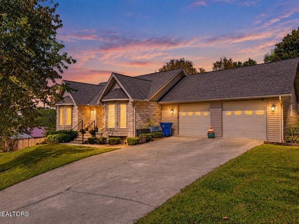 685 Ivey St, Jellico, TN 37762
