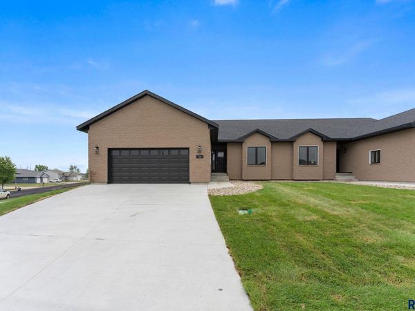 704 W Opal Ln, Hartford, SD 57033