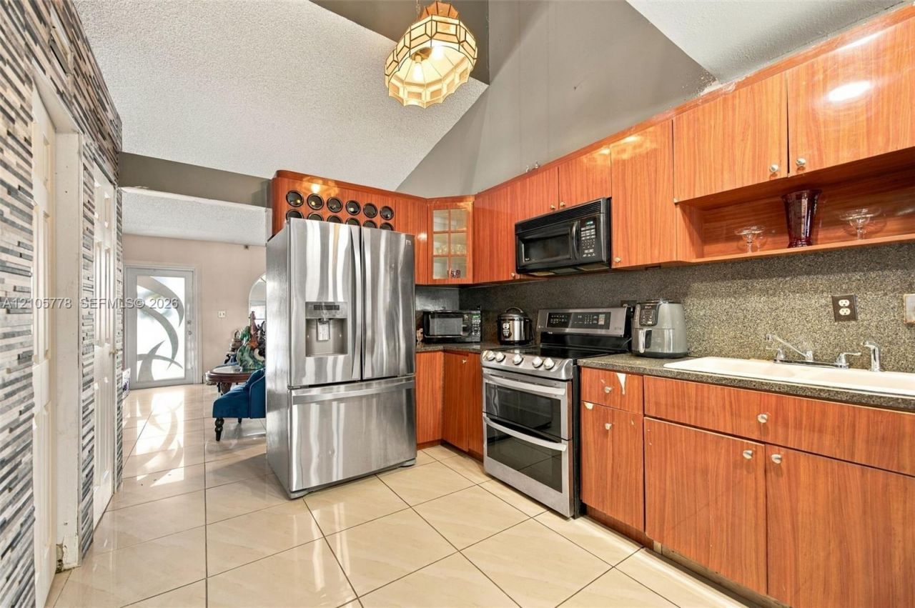 2756 W 54th St, Hialeah, FL 33016 Photo