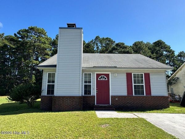 204 Live Oak Court, Midway Park, NC 28544