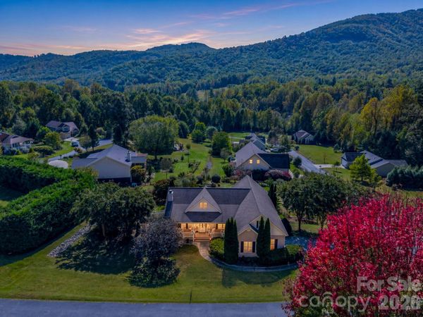 215 N Crab Meadow Drive , Hendersonville, NC 28739