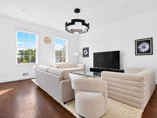 18 Parkside Ln, Teaneck, NJ 07666