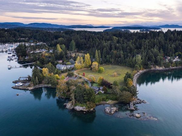 10814 Beach Rd , North Saanich, BC V8L 5H6