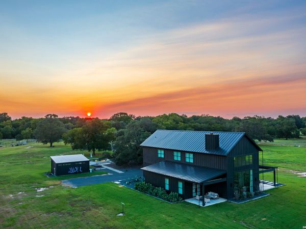 1071 private road 1090, Hallettsville, TX 77964