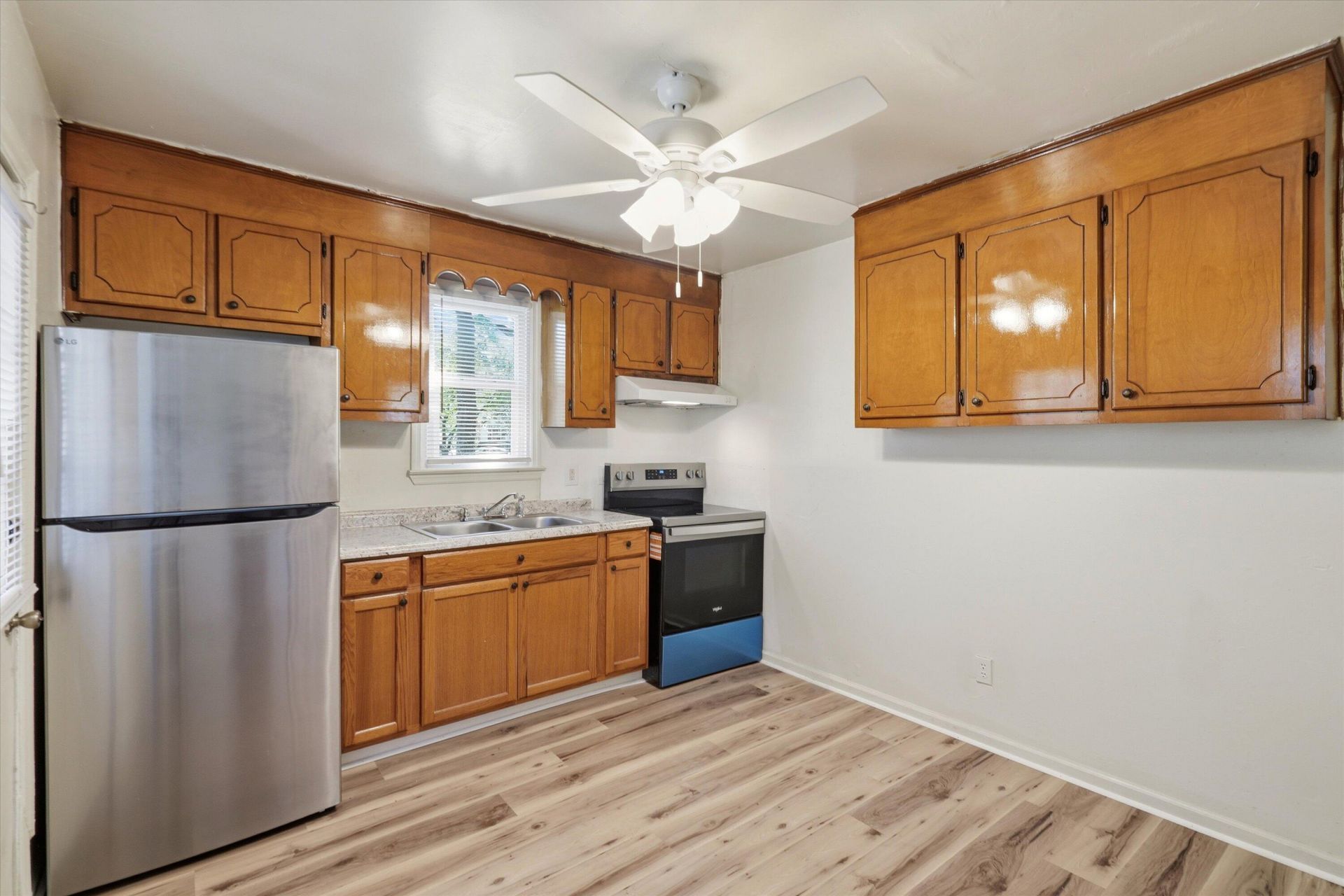 4728 Mixson Avenue Photo 8