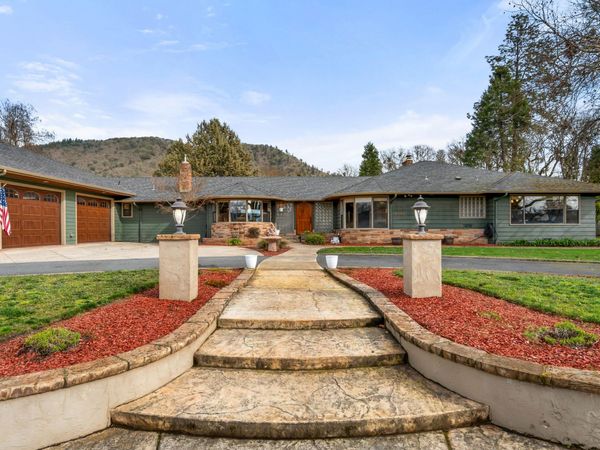 1117 NE Memorial Drive, Grants Pass, OR 97526