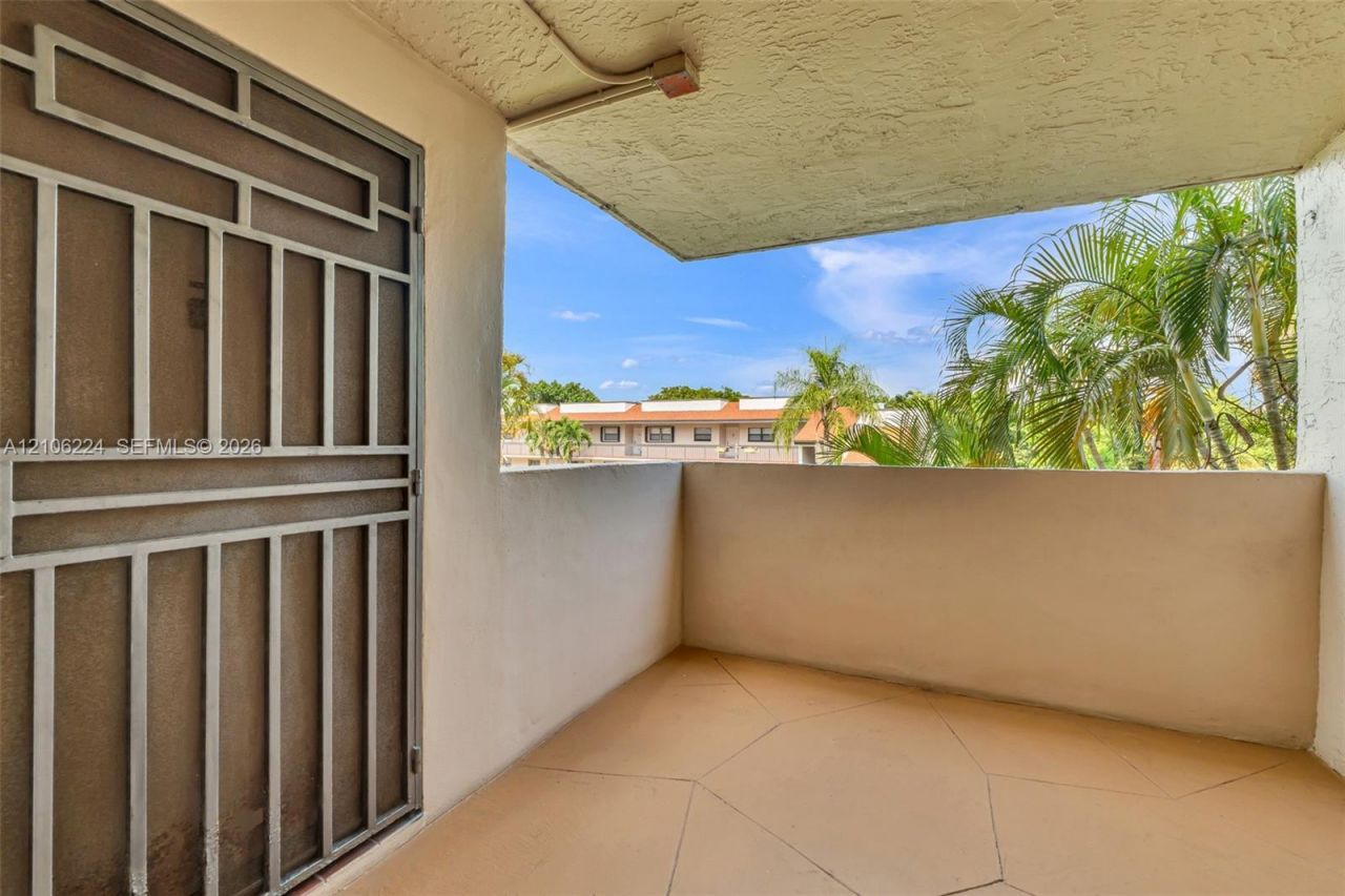 8887 Fontainebleau Blvd , Unit 206, Miami, FL 33172 Photo