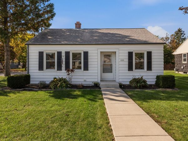 1203 Roseland Dr, Kewaskum, WI 53040