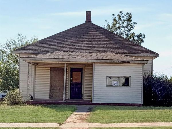 409 N 6th Street, Sayre, OK 73662