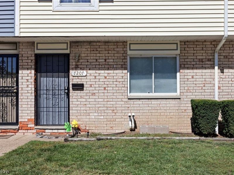 7207 Otis Court, Cleveland, OH 44104 Photo 4
