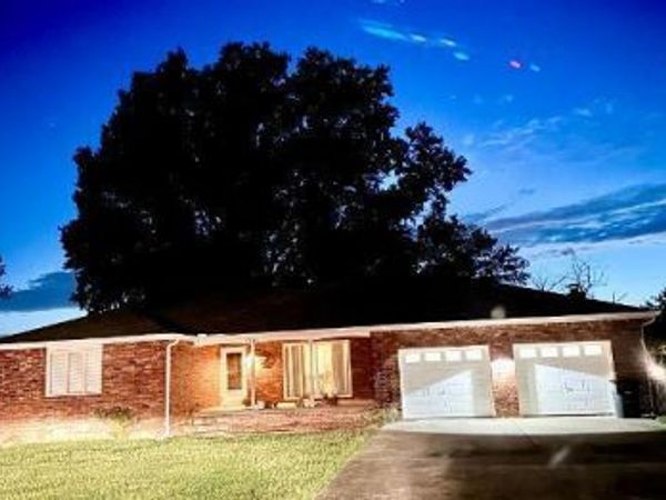 1201 N Lynn Street, Nevada, MO 64772