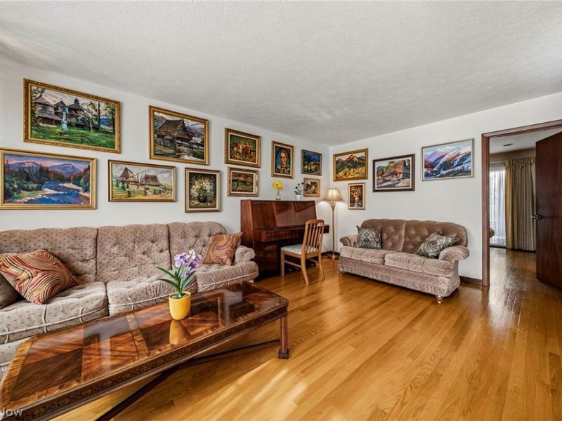 520 Orchardview Avenue, Seven Hills, OH 44113 Photo 13