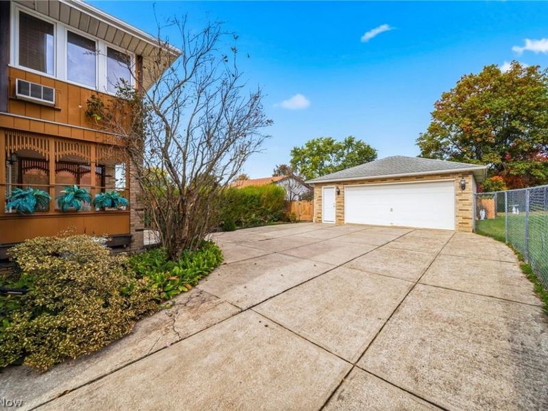 520 Orchardview Avenue, Seven Hills, OH 44113 Photo 3