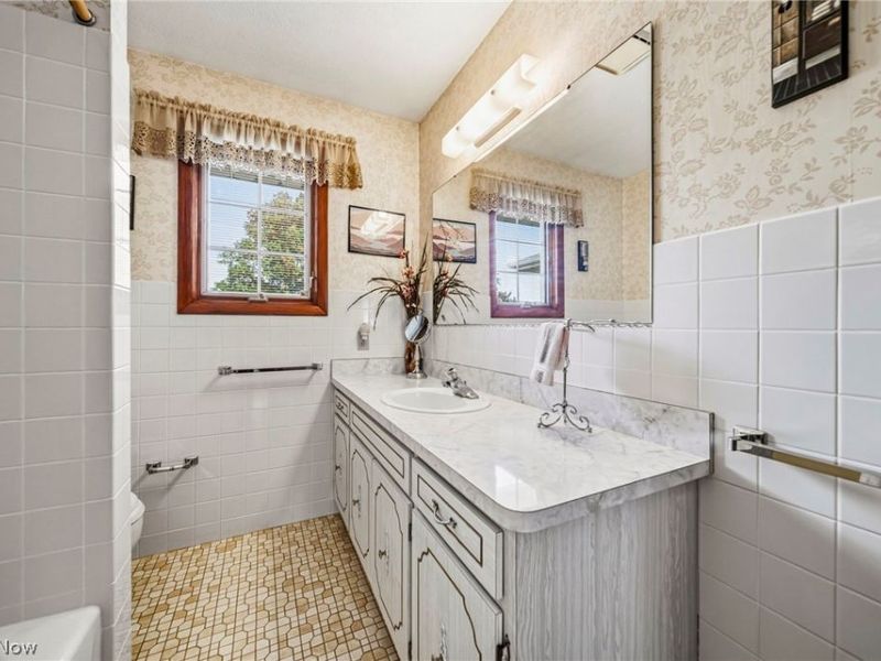 520 Orchardview Avenue, Seven Hills, OH 44113 Photo 30