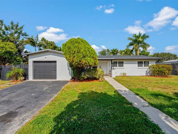 11041 NW 21st St , Pembroke Pines, FL 33026