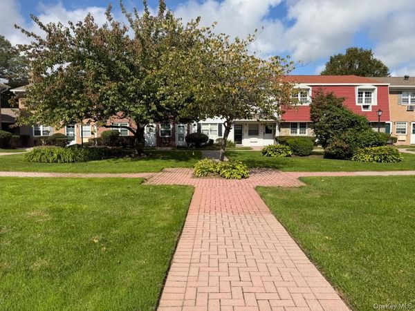 22 Springwood Drive , North Babylon, NY 11703