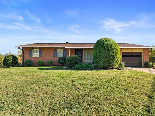 2220 DOMINION DR, Charlottesville, VA 22901