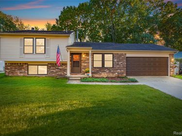 321 Tanglewood Circle, Brighton, Mi 48116