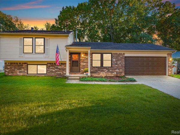 321 Tanglewood Circle, Brighton, Mi 48116