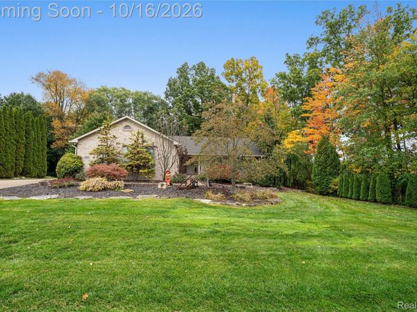 999 Suchava Drive, White Lake Township, Mi 48386