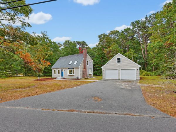 666 Santuit Rd , Cotuit, MA 02635