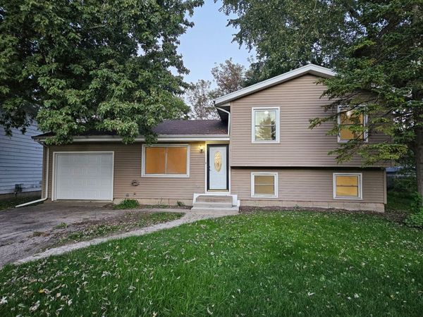 1716 Parklane Avenue, McHenry, IL 60050