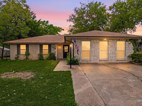 203 Evelyn Street, DeSoto, TX 75115