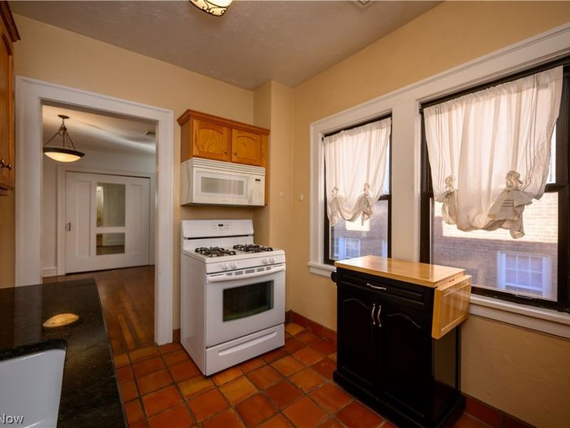 2473 Overlook Road, Unit 8, Cleveland Heights, OH 44106 Photo 12
