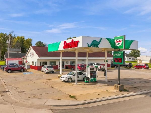 1001 3rd St, Victor, IA 52347