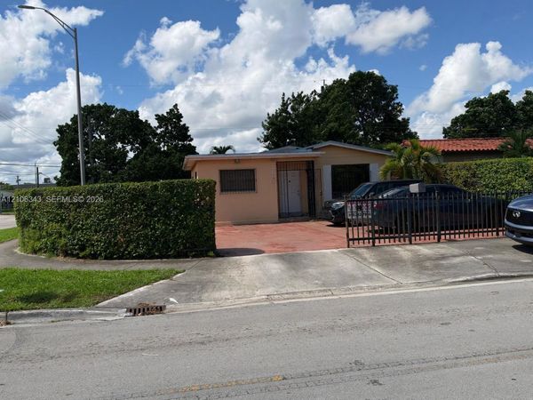 2500 W 8th Ln , Hialeah, FL 33010